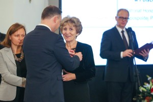 Małgorzata Pacholec przyjmuje odznaczenie z rąk Prezydenta RP.