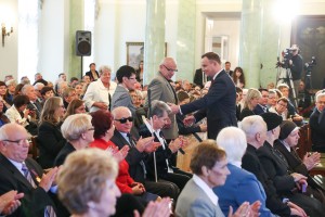 Prezydent Andrzej Duda oferuje swoje ramię Pani Ewie Fraszce-Groszkowskiej.