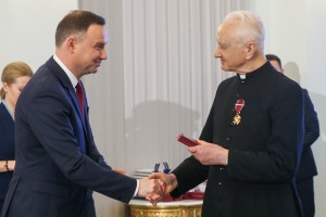 Ksiądz Kazimierz Olszewski odbiera odznaczenie z rąk Prezydenta.