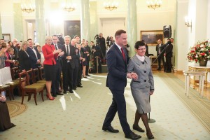 Prezydent Andrzej Duda pomaga podejść pani Ewie Fraszce-Groszkowskiej.