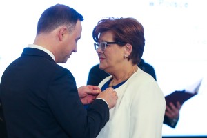 Prezes Anna Woźniak-Szymańska odbiera odznaczenie z rąk Prezydenta.