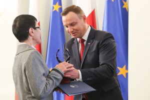 Ewa Fraszka-Groszkowska odbiera nagrodę z rąk Prezydenta RP.