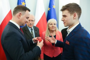 Prezydent ogląda wynalazek Pana Piotra Pyllosa.