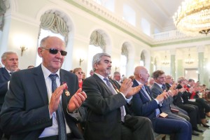 Goście zgromadzeni w Pałacu. 