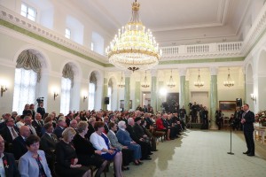 Goście zgromadzeni w Sali Kolumnowej Pałacu Prezydenckiego.
