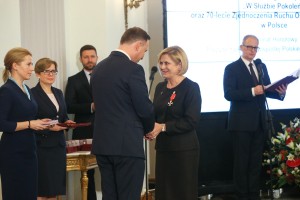 Elżbieta Oleksiak odbiera odznaczenie z rąk Prezydenta.