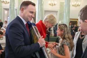 Para Prezydencka odbiera upominki od dzieci.