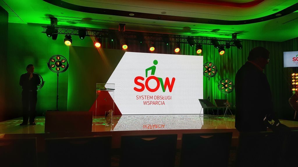 Scena, na której ustawiono duży logotyp SOW.