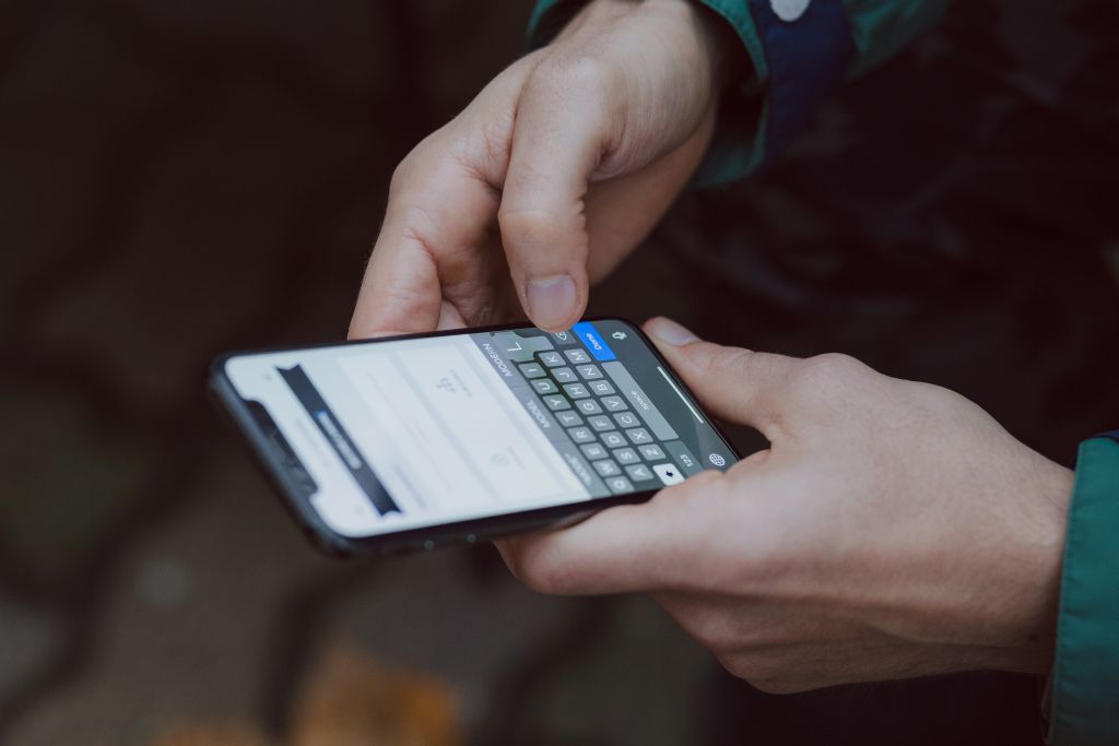 Smartfon w dłoniach człowieka