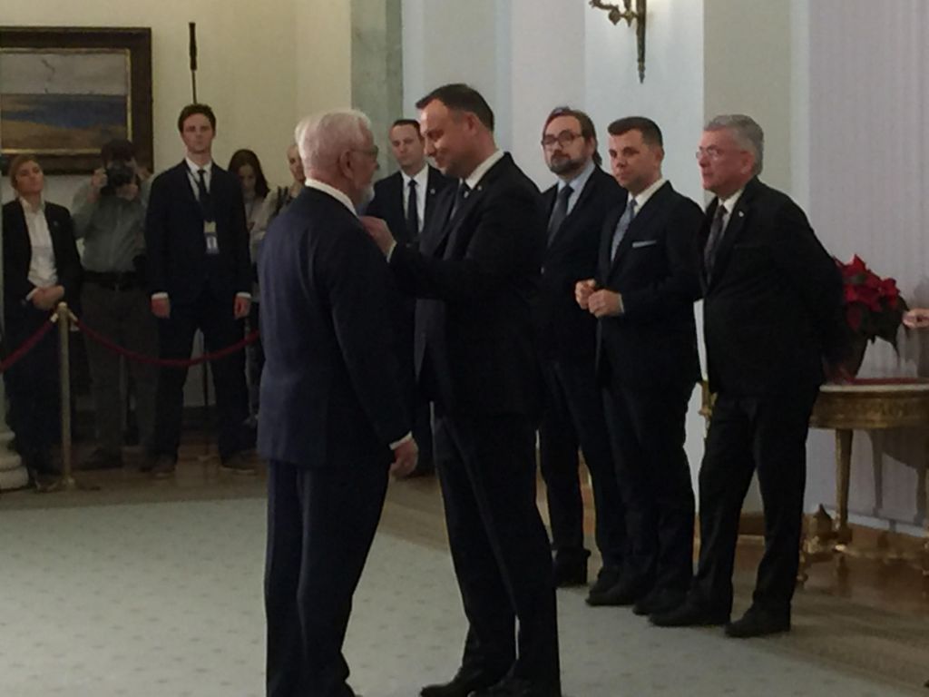 Andrzej Duda wręcza Medal Stulecia Odzyskanej Niepodległości jednemu z nagrodzonych.