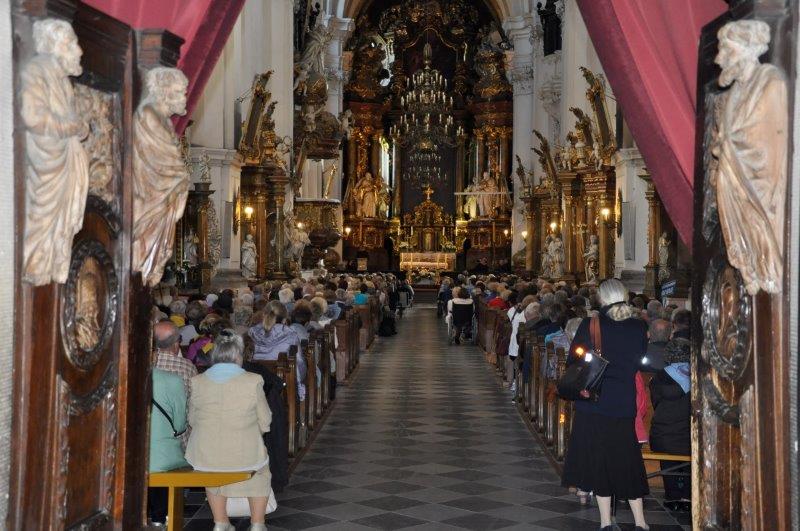 Msza w kościele, w środku modlący się ludzie