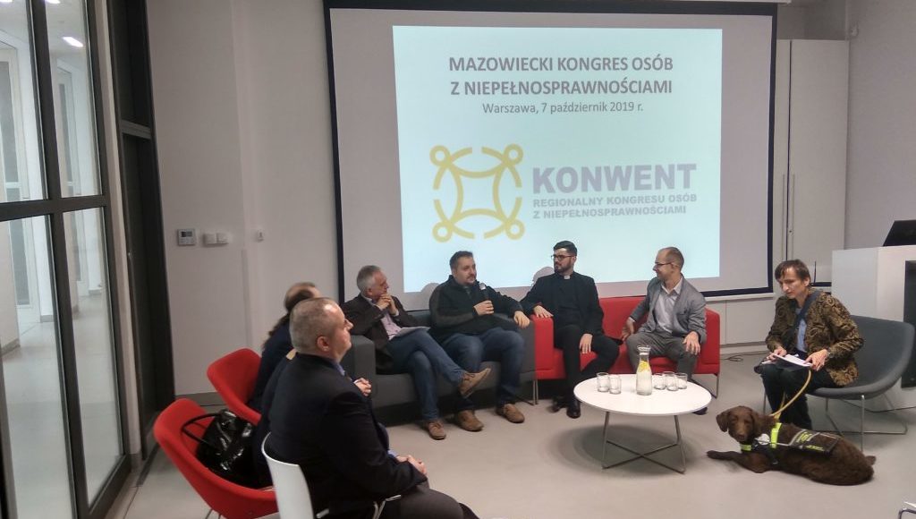 Mazowiecki Konwent Regionalny. Paneliści siedzą na fotelach w półkole