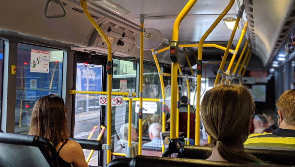 Pasażerowie w autobusie