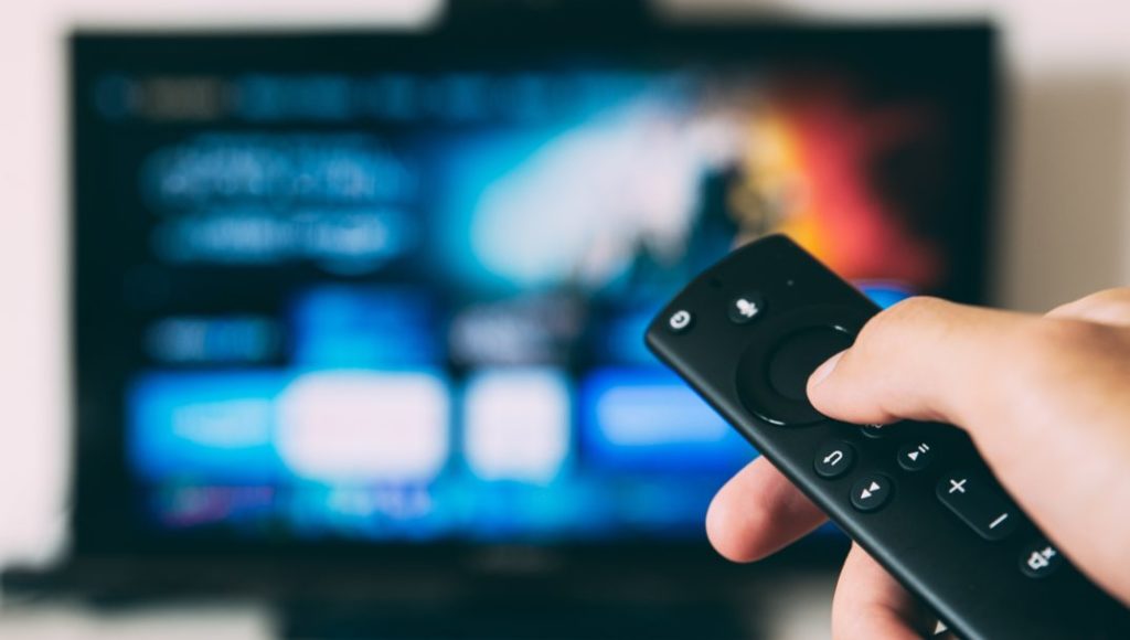 Pilot skierowany w stronę telewizora.