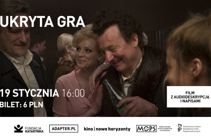 Plakat filmowy. W lewym górnym rogu biały napis "Ukryta gra", na dole - 19 stycznia, 16.00, bilet: 6 PLN. Na plakacie scena z filmu. W barze stoją: od lewej - odtwórca głównej roli, aktor Bill Pulman, na środku - Magdalena Boczarska, z prawej - Robert Więckiewicz.