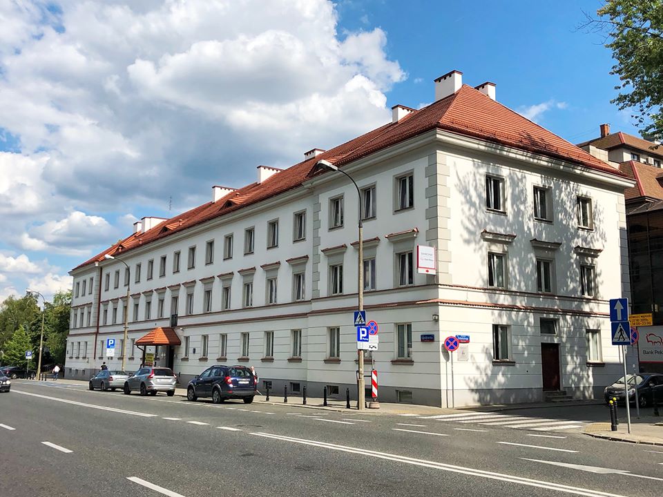 Siedziba Polskiego Związku Niewidomych przy ul. Konwiktorskiej 9. Biały budynek z czerwonym dachem.