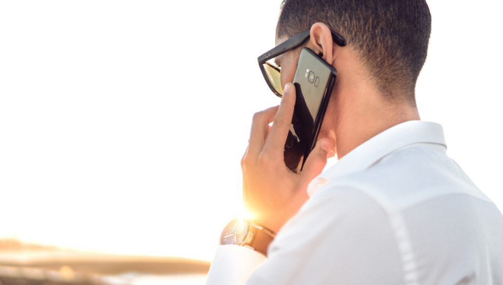 Osoba rozmawiająca przez telefon.
