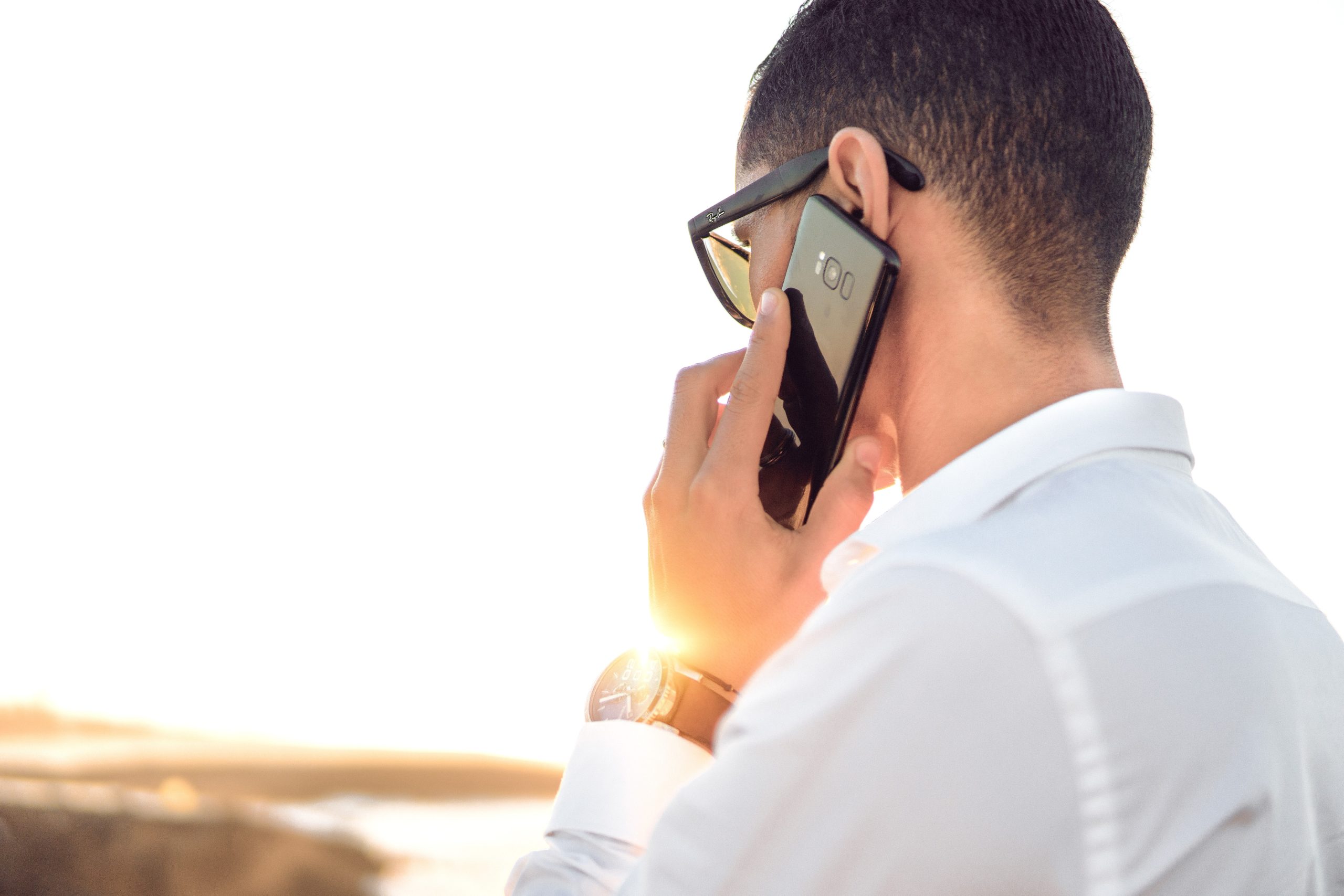 Osoba rozmawiająca przez telefon.