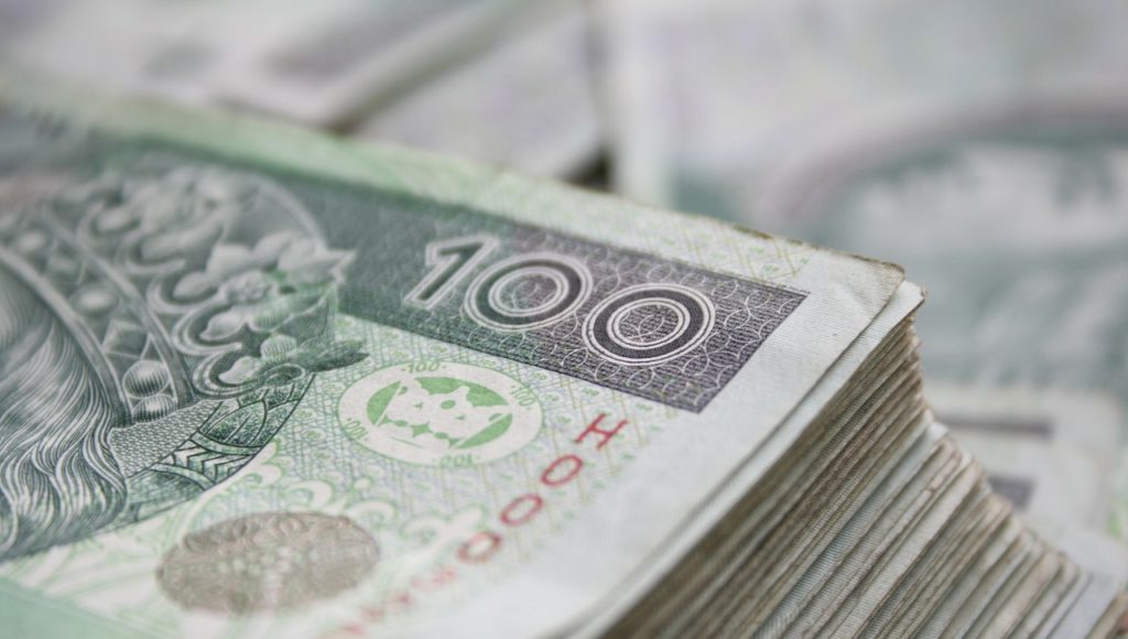 Plik banknotów stuzłotowych.