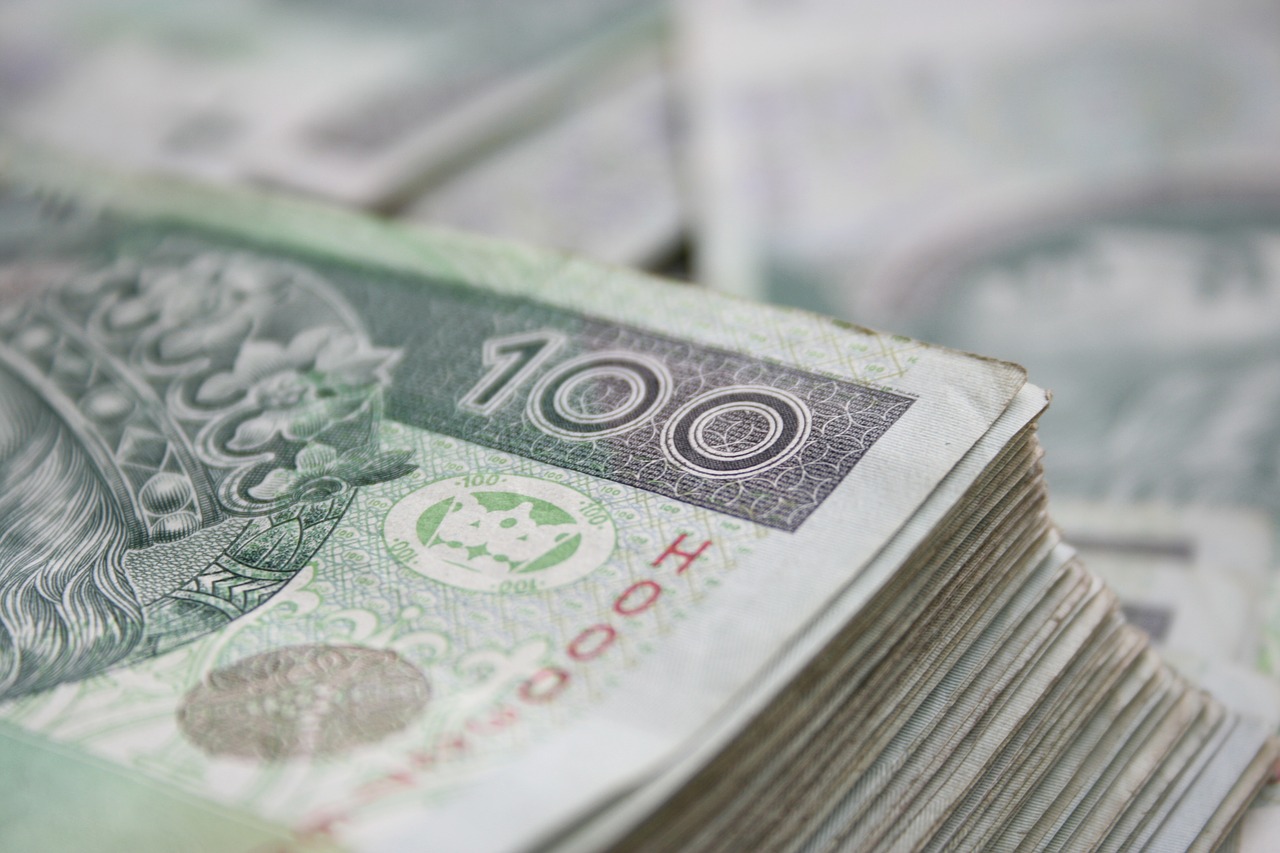 Plik banknotów stuzłotowych.