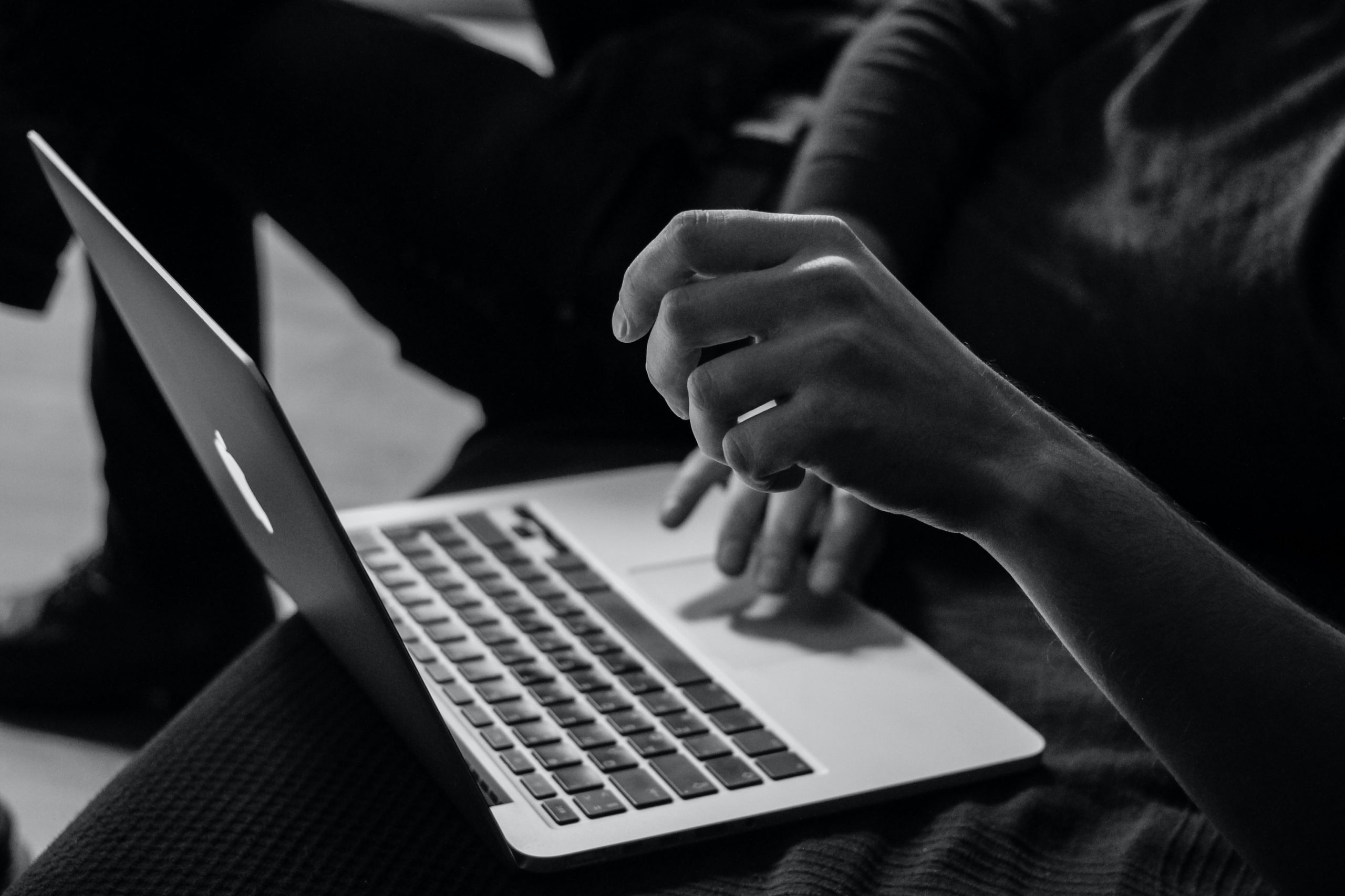 Osoba bierze udział w spotkaniu online. Ujęcie na ręce i laptop