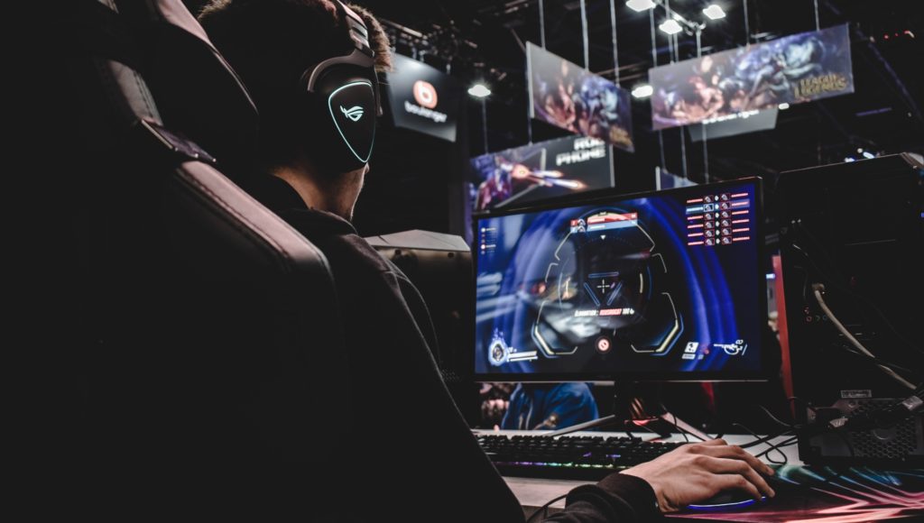 Zdjęcie. E-sport. Gracz przy komputerze podczas rozgrywki.
