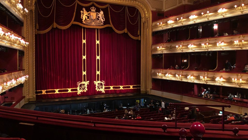 Opera, ujęcie na scenę i widownię