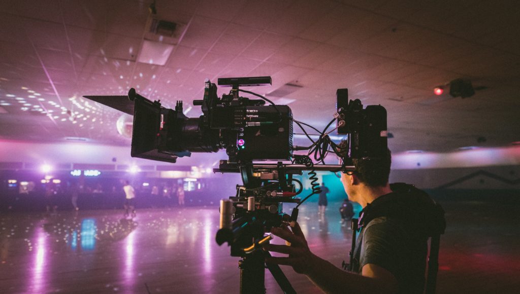 Operator z kamerą nagrywa scenę filmową