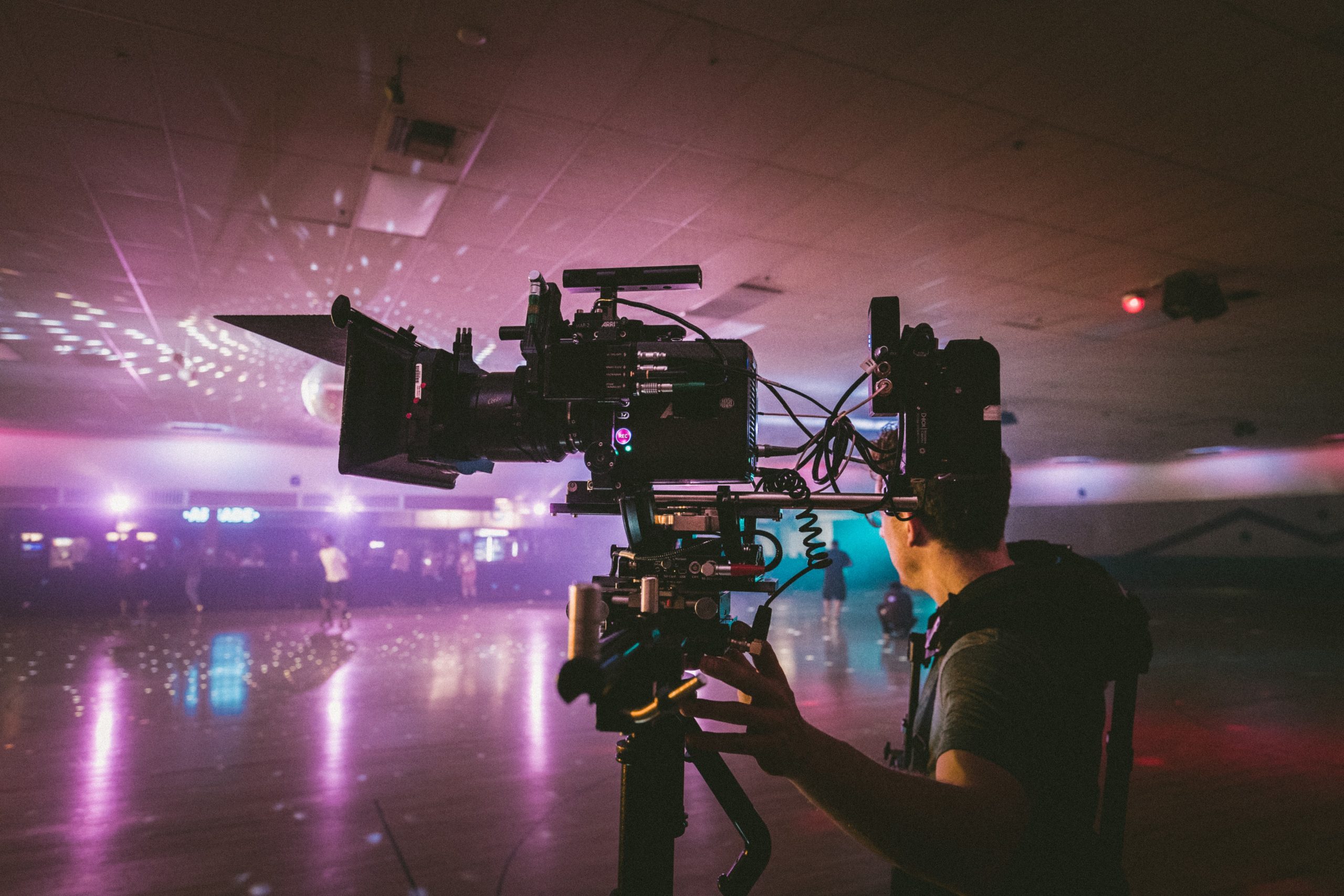 Operator z kamerą nagrywa scenę filmową