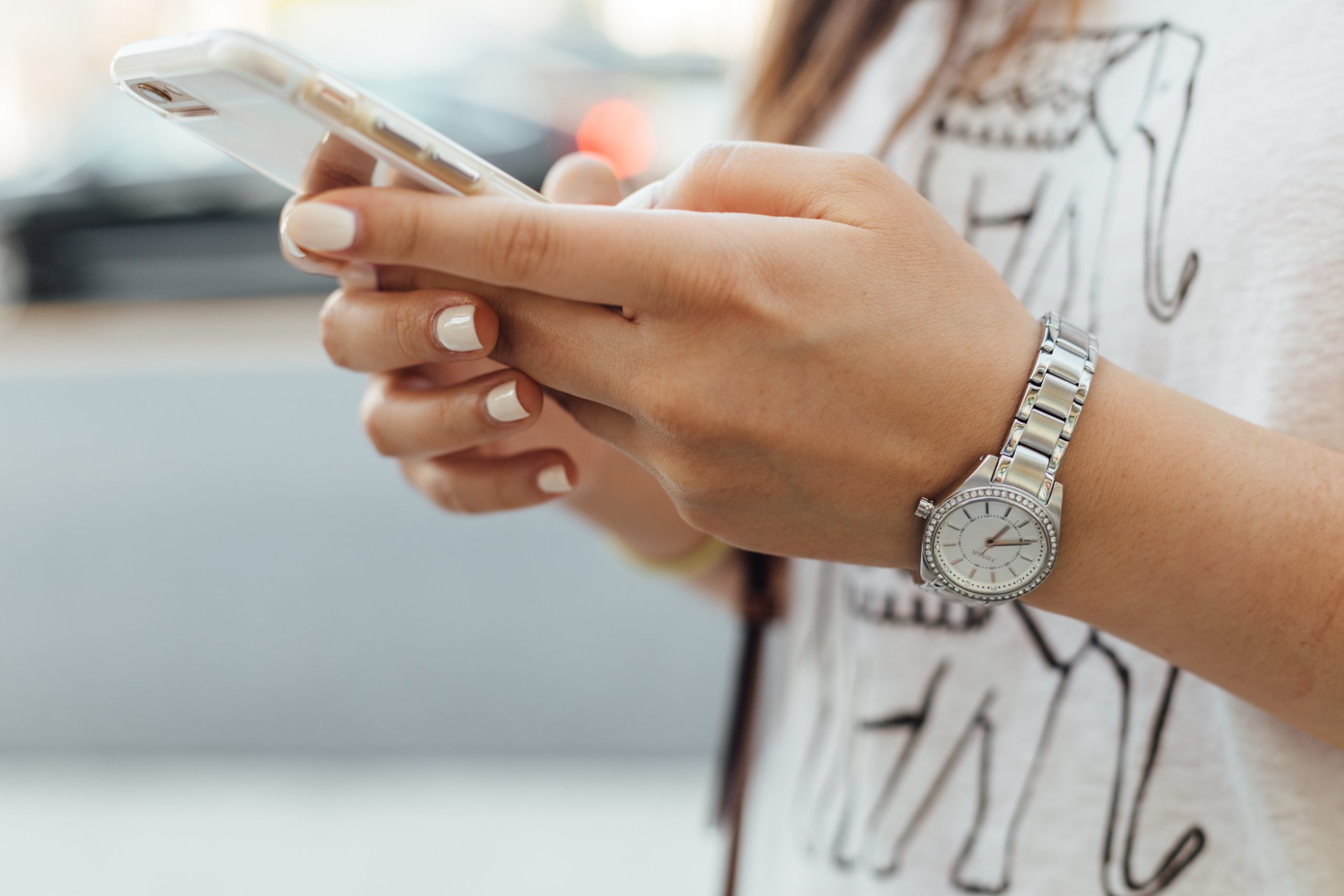 Kobieta trzyma smartphone w dłoni i wybiera numer