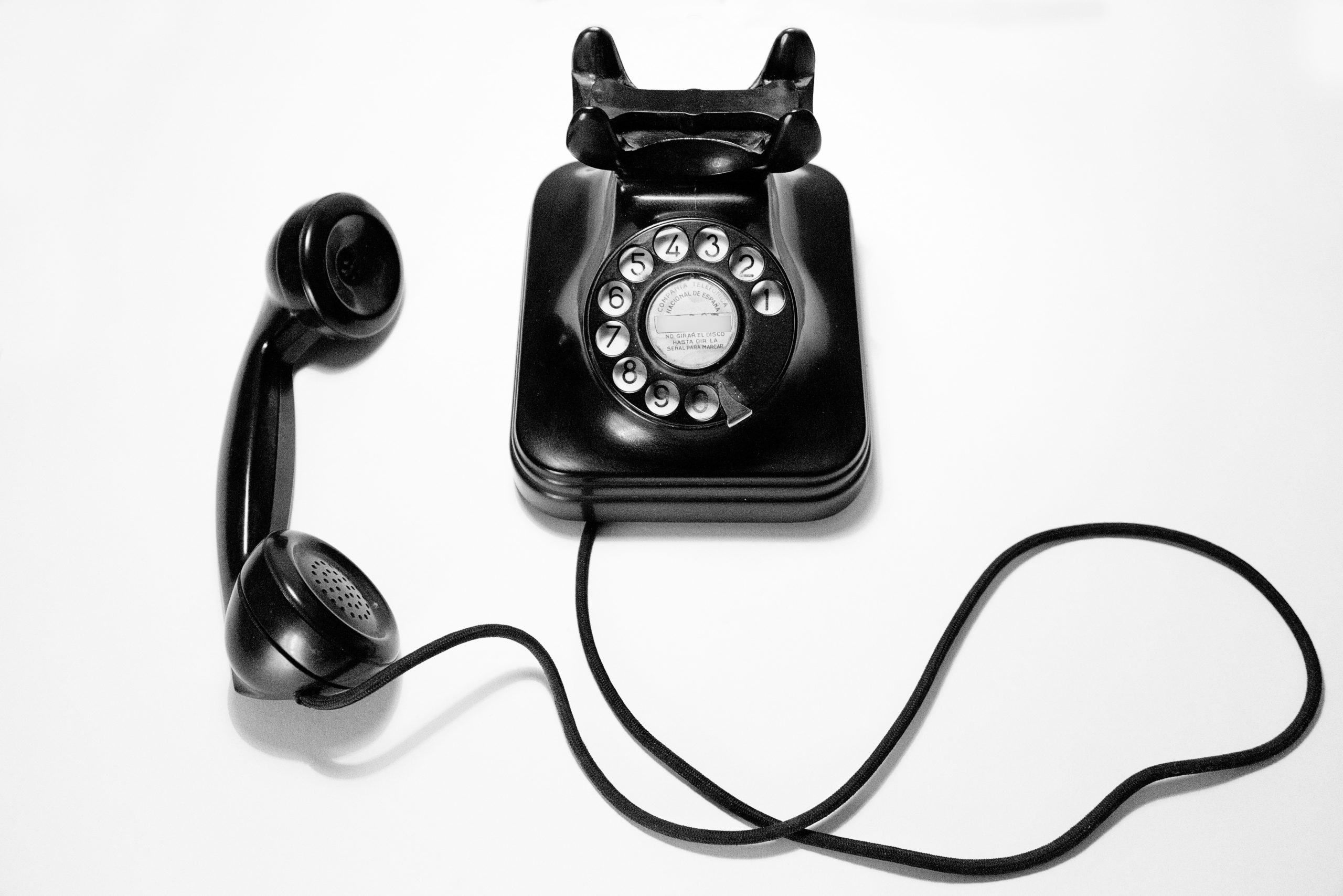 Czarny telefon z słuchawką
