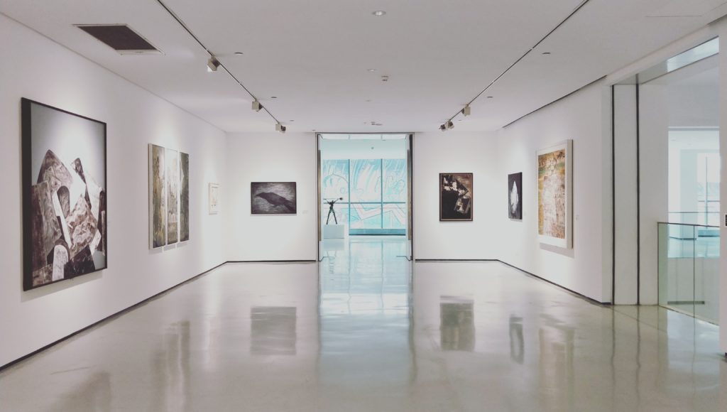 Sala galerii, na ścianach zawieszone obrazy