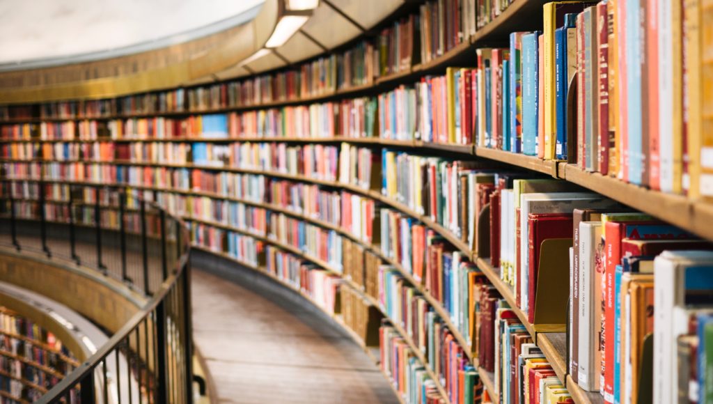 Regały wypełnione książkami w bibliotece