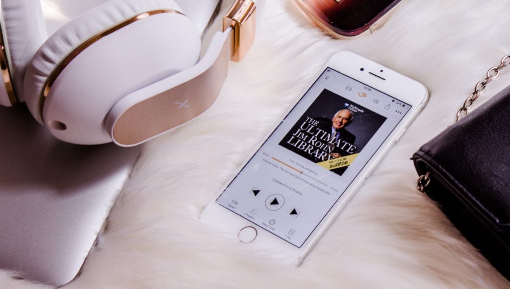 Smartfon a na nim pokazany audiobook, który właśnie jest odtwarzany