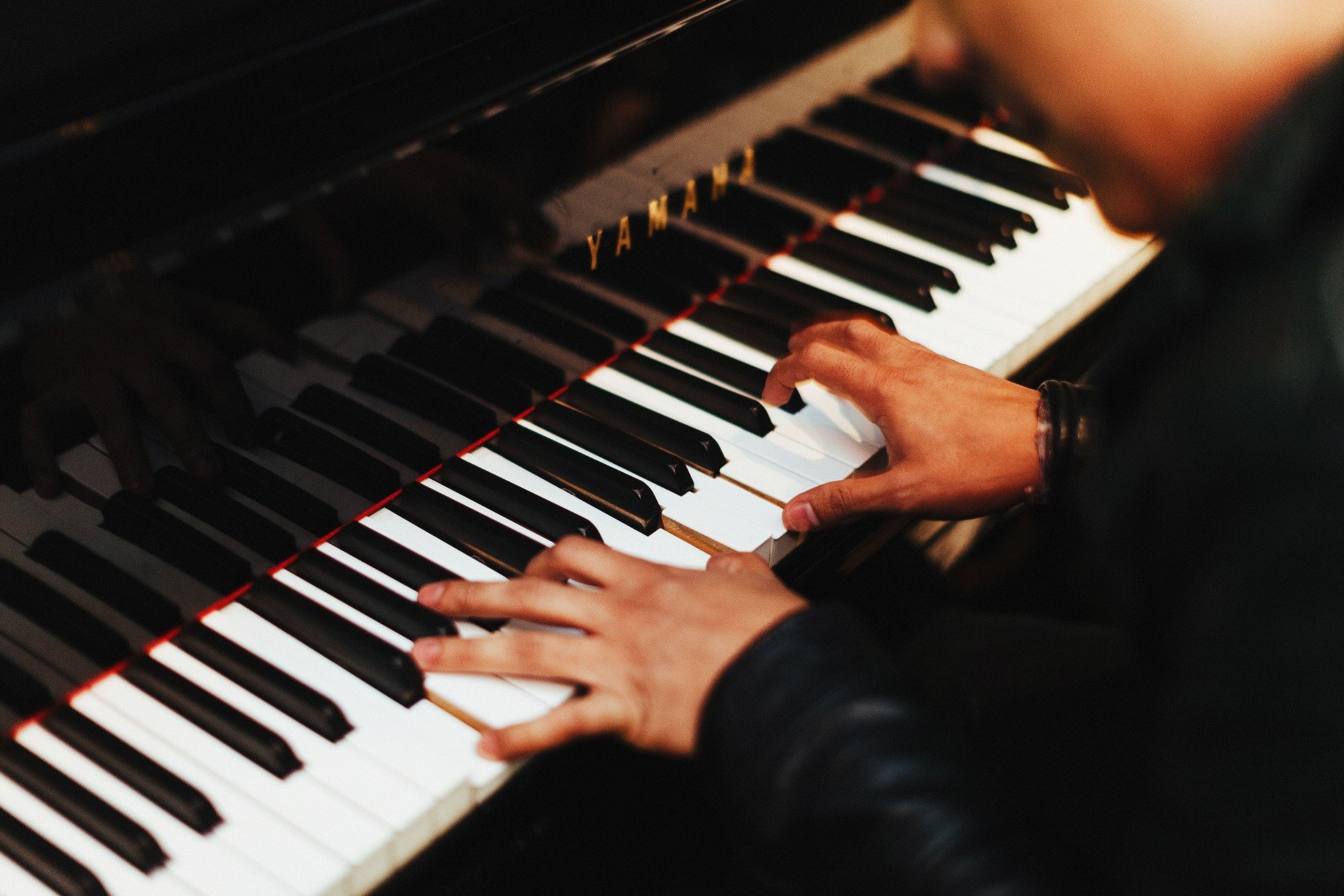 Pianista gra na fortepianie.