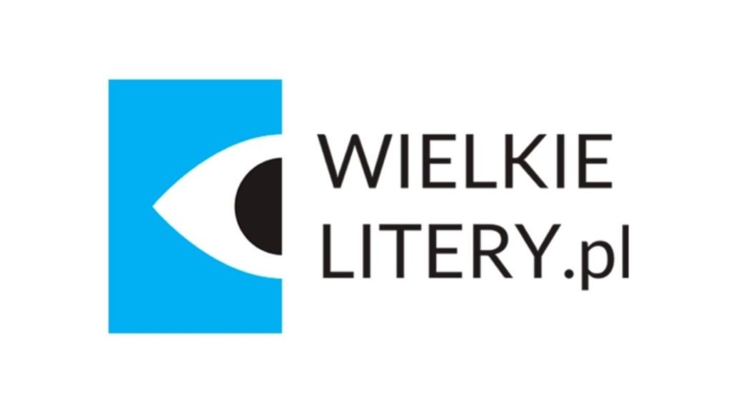 Logotyp serii wydawniczej Wielkie Litery. Na białym tle napis WIELKIELITERY.pl. Obok po lewej stronie niebieski prostokąt, na którym wycięty został w połowie kształt oka.