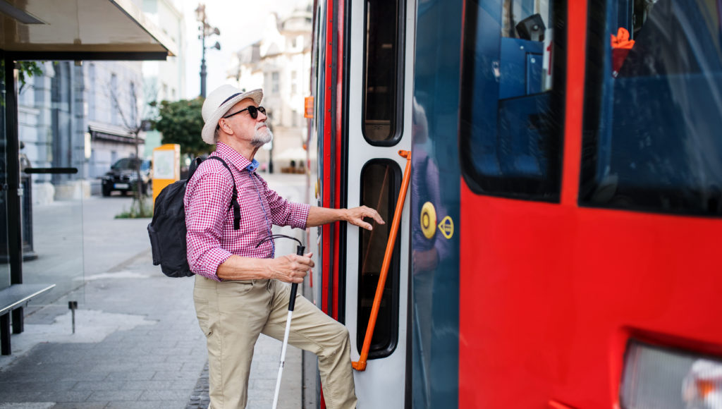 Niewidomy mężczyzna wsiada do tramwaju