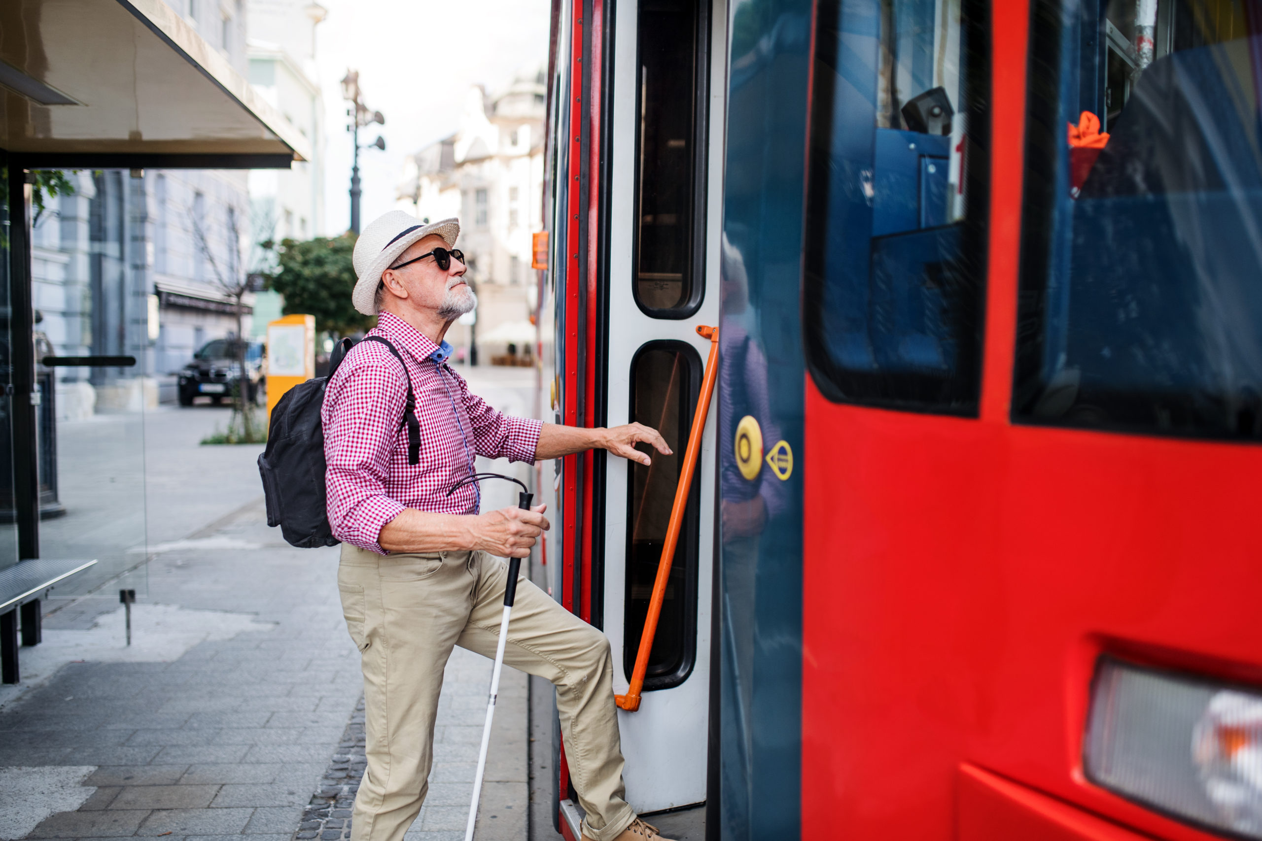Niewidomy mężczyzna wsiada do tramwaju