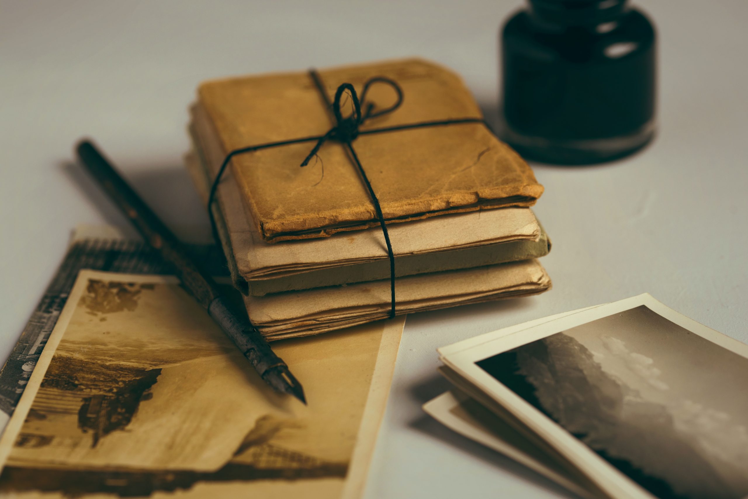 Archiwalne książki i fotografie leżą na stole