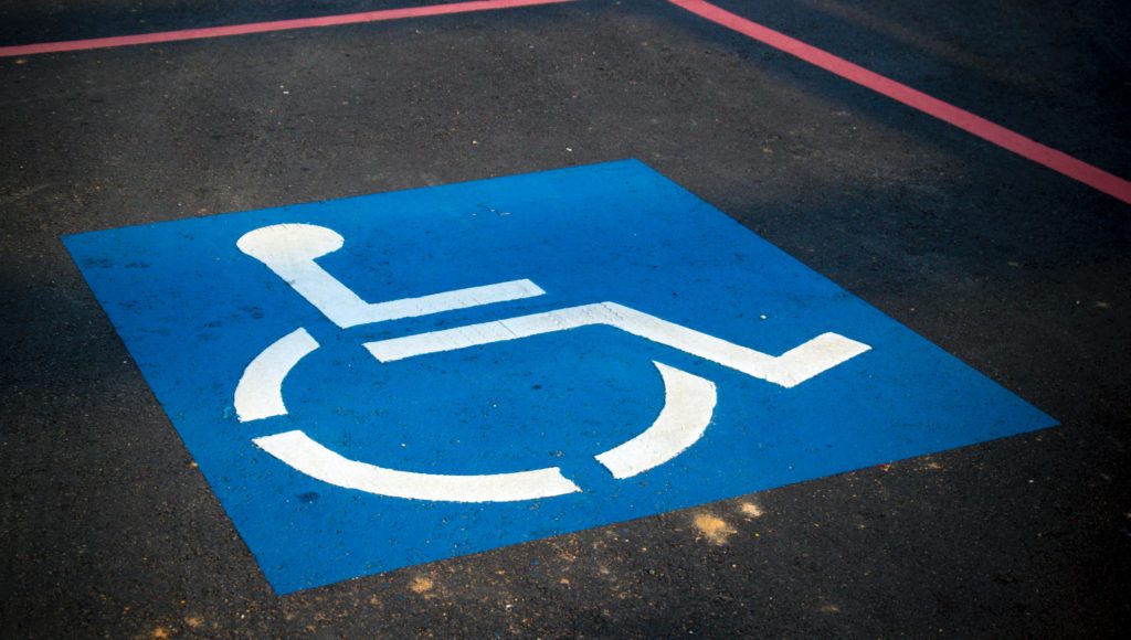 miejsce parkingowe z symbolem graficznym osoby niepełnosprawnej