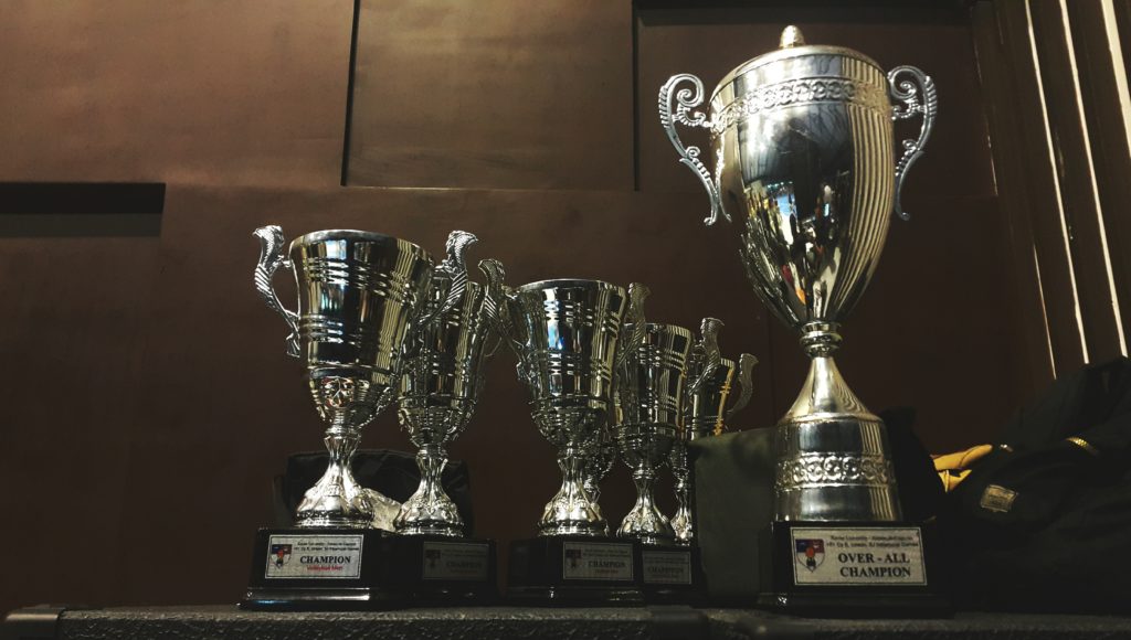 Statuetki, nagrody ustawione na blacie