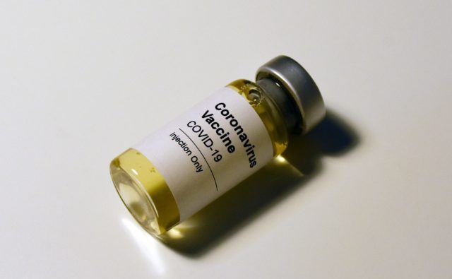 Ampułka ze szczepionką przeciw Covid-19