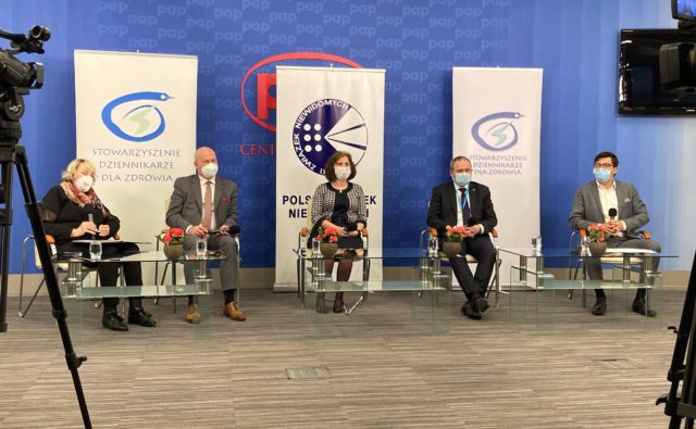 Panel ekspertów biorących udział w konferencji. Od lewej: red. Ewa Dux–Prabucka, prof. Marek Rękas, Małgorzata Pacholec, Maciej Miłkowski i Grzegorz Błażewicz. W tle za uczestnikami konferencji widać logo Stowarzyszenia Dziennikarze dla Zdrowia oraz Polskiego Związku Niewidomych. 