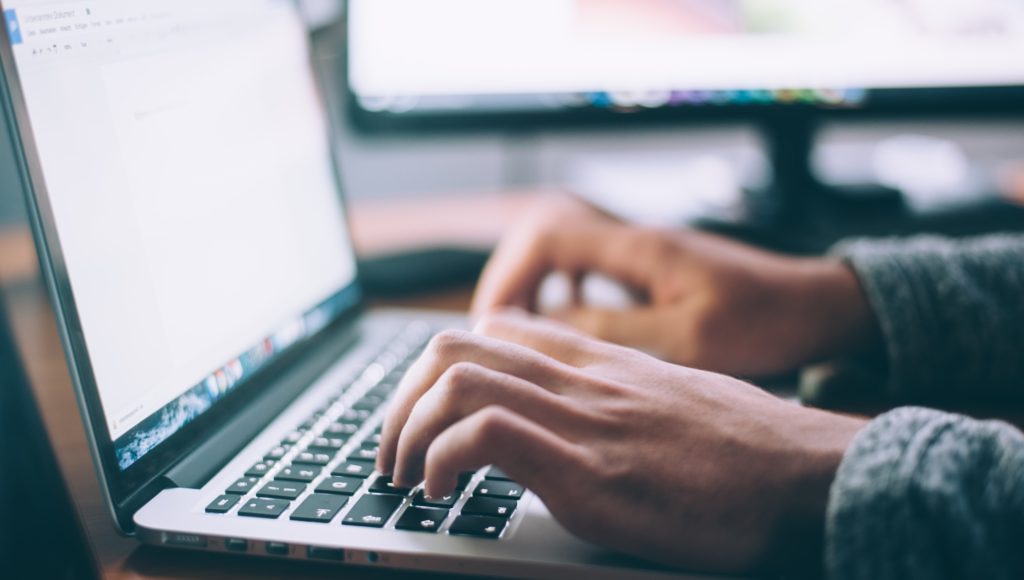 Ujęcie na ręce na klawiaturze laptopa