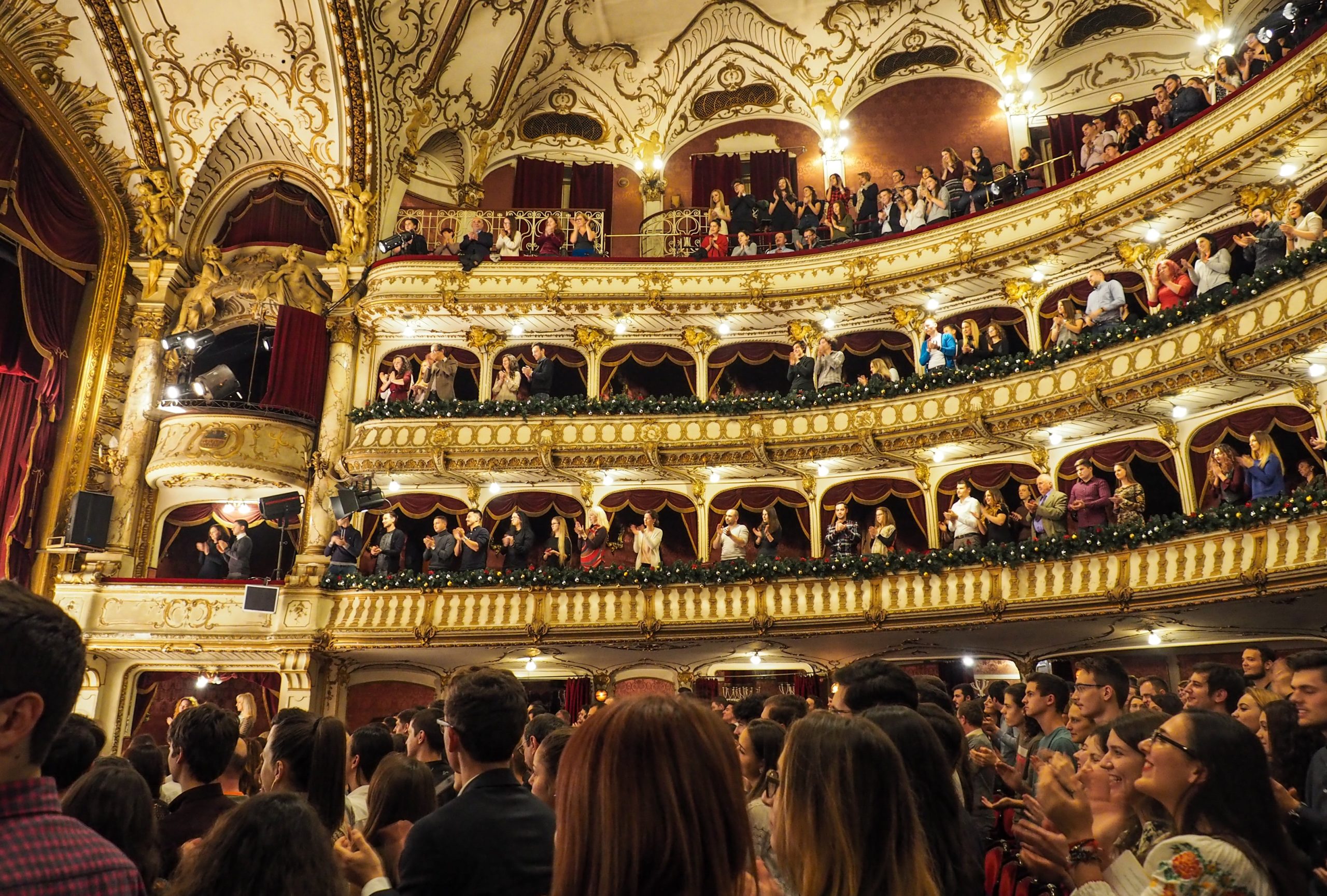 Zabytkowy teatr z ozdobnymi balkonami dla widowni