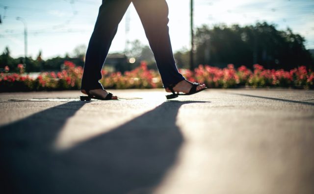 Nogi osoby, które są w ruchu podczas spaceru