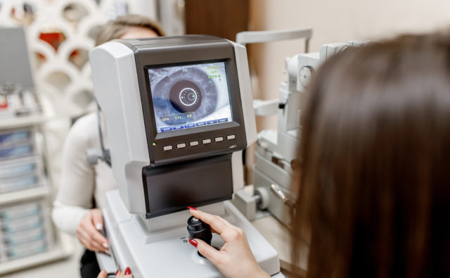Pacjentka w trakcie badania tomografii oka