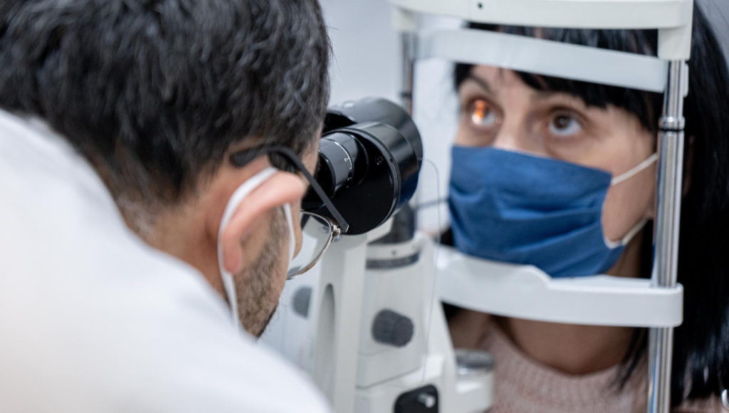 Okulista przeprowadza badanie wzroku u pacjentki