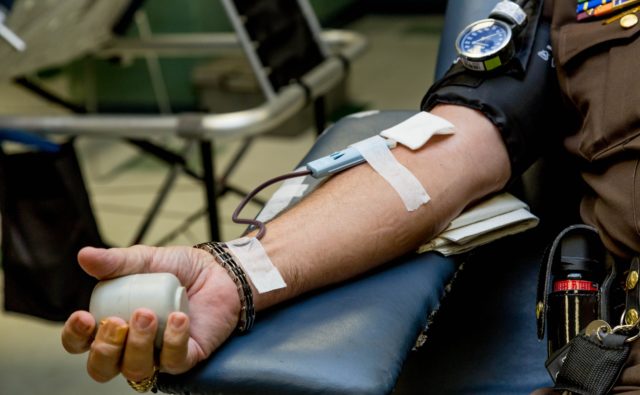 Ujęcie na rękę osoby podłączonej do aparatury, która oddaje krew