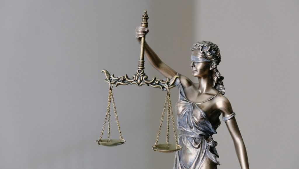 Rzeźba Temidy z wagą. Symbol sprawiedliwości